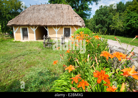 Antica tradizione rurale ucraino cottage con il tetto di paglia vicino a Kiev, Ucraina Foto Stock