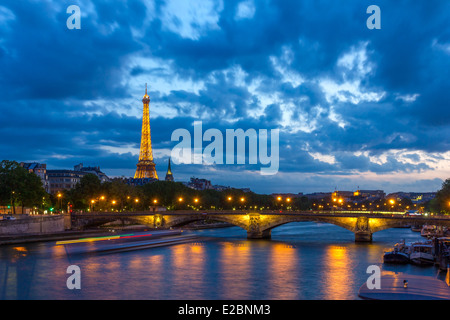 Parigi - 9 maggio: Cityscape di Parigi con la Torre Eiffel (Tour Eiffel) e Pont des Invalides a illuminazione notturna il 9 maggio 2014. T Foto Stock