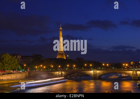 Parigi - 9 maggio: Cityscape di Parigi con la Torre Eiffel (Tour Eiffel) e Pont des Invalides a illuminazione notturna il 9 maggio 2014. T Foto Stock