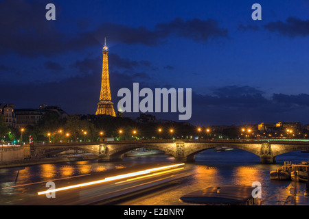 Parigi - 9 maggio: Cityscape di Parigi con la Torre Eiffel (Tour Eiffel) e Pont des Invalides a illuminazione notturna il 9 maggio 2014. T Foto Stock