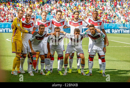 Salvador, Brasile, 16 Giugno, 2014. Teamphoto Manuel NEUER, DFB 1 Per MERTESACKER, Nr. 17 DFB Toni KROOS, DFB 18 Benedikt HOEWEDES, DFB 4 Eric DURM, DFB 15 Sami KHEDIRA, DFB 6 Per MERTESACKER, Nr. 17 DFB vorne: Philipp Lahm, DFB 16 Mario GOETZE, DFB 19 Thomas MUELLER, DFB 13 Mesut OEZIL, DFB 8 DEUTSCHLAND - PORTOGALLO 4-0 FIFA Fussball WM Weltmeisterschaft am 16.06.2014 in Salvador, BRASILIEN, Arena Fonte Nova Credito: Peter Schatz/Alamy Live News Foto Stock