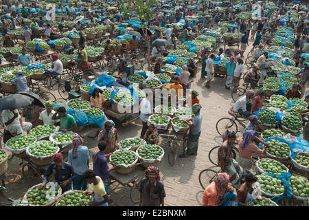 Chapainawabganj, Bangladesh, 17 Giugno, 2014. Commercio all'ingrosso di mango al mercato Kansat. Chapainawabganj, Bangladesh. Bangladesh generalmente produce circa 800.000 tonnellate di manghi su 51.000 ettari di bosco. Chapainawabganj produce da solo quasi 200.000 tonnellate di manghi su 23,282 ettari di terreno. Credito: zakir hossain chowdhury zakir/Alamy Live News Foto Stock