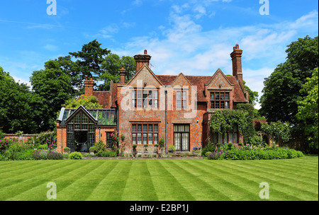 English Rural Manor House e giardino con prato a strisce Foto Stock