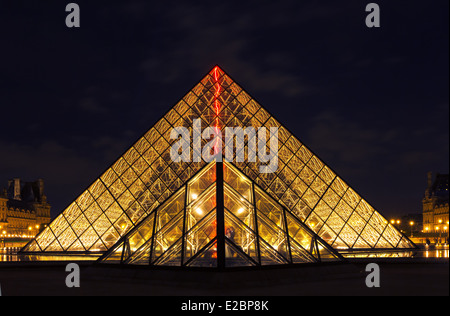 Matura in amore nei pressi della piramide del museo del Louvre a Parigi presso l'illuminazione notturna Foto Stock