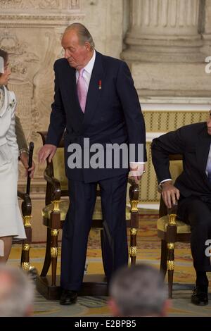 Madrid, Spagna. Il 18 giugno, 2014. Il re Juan Carlos di Spagna firma l'atto di abdicazione presso il Palazzo Reale di Giugno 18, 2014 in Spagna. Il re Juan Carlos di Spagna è abdicare al trono dopo 39 anni di regno e le mani il trono al figlio Principe Felipe di Spagna che sarà giurato a giugno 19, 2014 davanti a una sessione congiunta del Parlamento. Credit: Jack Abuin/ZUMAPRESS.com/Alamy Live News Foto Stock