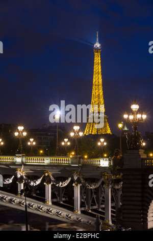 Torre Eiffel (Tour Eiffel) e Pont Alexandre III A LIVELLO ILLUMINAZIONE NOTTURNA Foto Stock