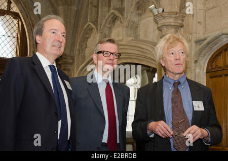 Londra, Regno Unito. Il 18 giugno, 2014. Charles Moore Michael Gove istruzione Segretario il prof. Roger Scruton a Margaret Thatcher conferenza sulla libertà 18 giugno 2014 Guildhall London UK Credit: Prixpics/Alamy Live News Foto Stock