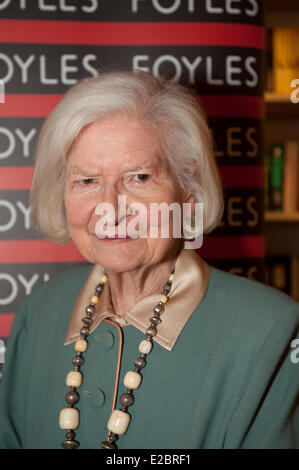 Ammiraglia Foyles bookshop, Londra UK. Il 18 giugno 2014. La criminalità scrittore P. D. James (1920 - 2014) apre il nuovo reparto di criminalità a Foyles in Charing Cross Road. Phyllis Dorothy James, la Baronessa James di Holland Park, OBE, FRSA, FRSL creato il Adam Dalgliesh romanzi detective. Credito: Malcolm Park/Alamy Live News Foto Stock