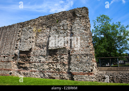 Resti del muro di Londra che era una struttura difensiva prima costruita dai Romani intorno a Londra nel II e III secolo D.C. Foto Stock