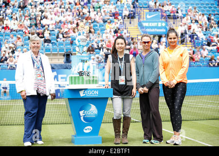 Eastbourne, Regno Unito. Il 18 giugno, 2014. Aegon International Eastbourne On-Court taglio torta Eastbourne celebra 40 anni di Tennis. Credito: Azione Sport Plus/Alamy Live News Foto Stock