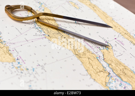 Coppia di bussole per la navigazione su un mare mappa con bassa profondità di campo Foto Stock