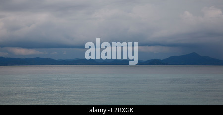 Paesaggio nuvoloso con tempeste nel mare delle Andamane intorno della Thailandia. Foto V.D. Foto Stock