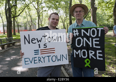 Newtown residenti presso la seconda annuale di Ponte di Brooklyn marzo Rally e alla fine della violenza pistola, 14 giugno 2014. Foto Stock