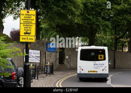 Ponte del mulino (strada a Skipton) poco prima che Le Tour de France è arrivato in città. Il passaggio di bus 'nessun arresto' segno di avvertimento per i conducenti. Inghilterra, Regno Unito. Foto Stock