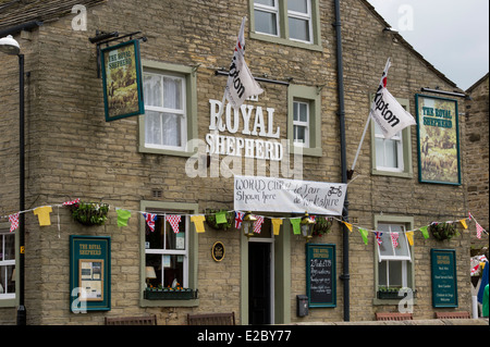 Esterno del Pastore regale pub decorate con bunting flags, pronto per Le Tour de France & World Cup - Skipton, North Yorkshire, Inghilterra, Regno Unito. Foto Stock