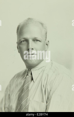 Walter Varney fu una figura pionieristica nell'aviazione americana, fondando Varney Airlines, che in seguito divenne United Airlines. Questa immagine del San Diego Air and Space Museum mostra i suoi contributi all'aeronautica e alla crescita dell'aviazione commerciale. Foto Stock