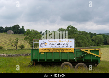 Un segno per promuovere un pop-up di campeggio, Grassington. Foto Stock