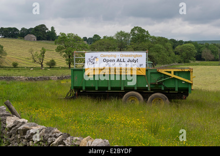 Un segno per promuovere un pop-up di campeggio, Grassington. Foto Stock