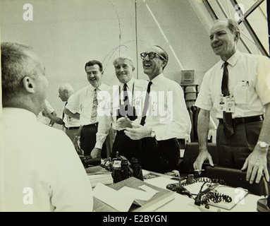 Questa immagine del San Diego Air and Space Museum mostra Wernher von Braun, una figura di spicco nella tecnologia dei razzi. I contributi di von Braun all'aviazione e all'esplorazione spaziale, incluso lo sviluppo del razzo Saturn V, sono pietre miliari chiave nella storia aerospaziale degli Stati Uniti. Foto Stock