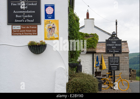 Parziale vista esterna della testa Street Inn & i suoi segni, un dipinto di bianco inglese tradizionale, country pub - Newbiggin, North Yorkshire, Inghilterra, Regno Unito. Foto Stock