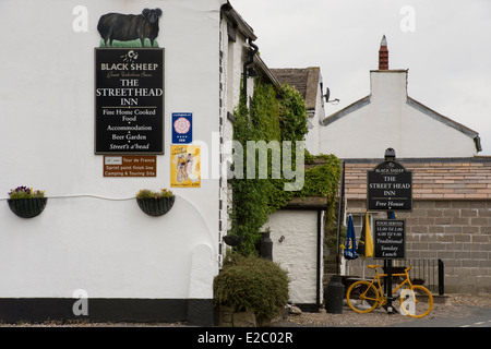 Parziale vista esterna della testa Street Inn & i suoi segni, un dipinto di bianco inglese tradizionale, country pub - Newbiggin, North Yorkshire, Inghilterra, Regno Unito. Foto Stock