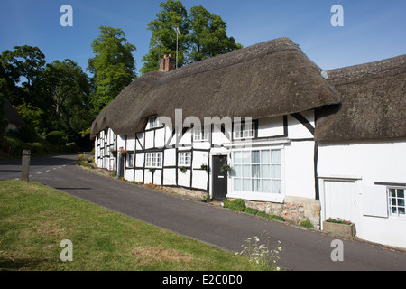 La struttura di legno cottage con il tetto di paglia Wherwell villaggio Inghilterra Hampshire REGNO UNITO Foto Stock