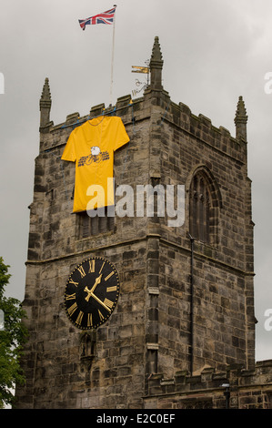 Parte superiore della chiesa della Santa Trinità torre decorata con enorme maglia gialla t-shirt prima del Tour de France Grand partono 2014 - Skipton, nello Yorkshire, GB,UK. Foto Stock