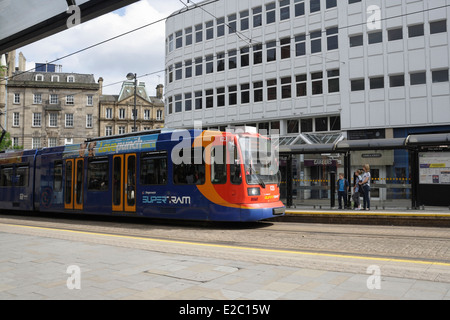 Sheffield Supertram che arriva alla stazione della cattedrale nel centro della città, Inghilterra, Regno Unito Foto Stock
