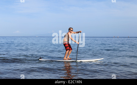 L'uomo stand up paddling at Wailea Beach a Maui Foto Stock