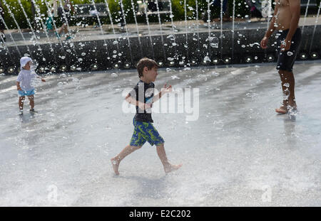 Washington, DC, Stati Uniti d'America. Il 18 giugno, 2014. Un ragazzo si raffredda fuori di sé in acqua da una fontana in Washington, DC, Stati Uniti, il 18 giugno 2014. La temperatura ha raggiunto 35 gradi Celsius in Washington, DC il mercoledì. Credito: Yin Bogu/Xinhua/Alamy Live News Foto Stock