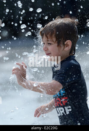 Washington, DC, Stati Uniti d'America. Il 18 giugno, 2014. Un ragazzo si raffredda fuori di sé in acqua da una fontana in Washington, DC, Stati Uniti, il 18 giugno 2014. La temperatura ha raggiunto 35 gradi Celsius in Washington, DC il mercoledì. Credito: Yin Bogu/Xinhua/Alamy Live News Foto Stock