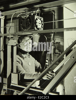 Questa immagine dello stabilimento Convair/General Dynamics mostra la forza lavoro e le strutture ingegneristiche responsabili della produzione di alcuni dei più avanzati aerei militari e civili durante il XX secolo. L'impianto ha contribuito in modo significativo alla tecnologia aerospaziale e alla produzione di aeromobili. Foto Stock