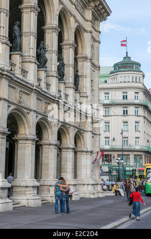 VIENNA, Austria - 28 Maggio 2010: persone non identificate nei pressi della Staatsoper di Vienna in Austria. Foto Stock