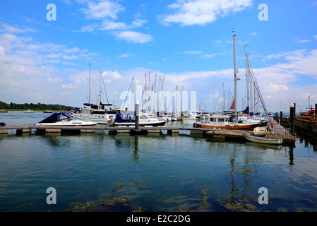 Barche nel porto di Lymington Hampshire England Regno Unito sul Solent vicino alla foresta di nuovo in una giornata di mare calmo con il blu del mare e del cielo Foto Stock