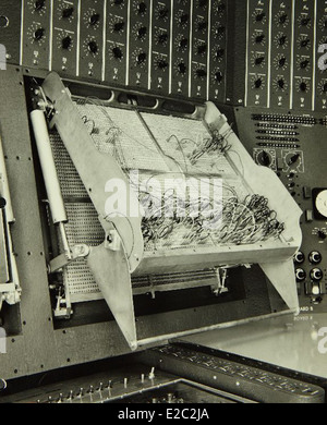 Questa foto raffigura il personale di Convair/General Dynamics, un'azienda aerospaziale coinvolta nello sviluppo di sistemi aeronautici e di difesa. L'immagine fa parte di una collezione che documenta il contributo dell'azienda all'aviazione militare e civile dagli anni '1950 agli anni '1960 Foto Stock