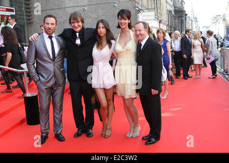 Edinburgh, Regno Unito. Il 18 giugno, 2014. Gli ospiti rappresentano per le foto come essi arrivano a frequentare la Edinburgh International Film Festival di Edimburgo, in Scozia, Gran Bretagna, 18 giugno 2014. Il 2014 Edinburgh International Film Festival è stato aperto il Mercoledì sera con la partecipazione di onorato film festival e gli ospiti. Un totale di 156 offre da oltre quaranta paesi e regioni sono state programmate per essere mostrato nella 68 Edinburgh International Film Festival, tra cui 11 anteprime mondiali e 8 anteprime internazionali e di una vasta gamma di proiezioni speciali ed eventi. Credito: Guo Chunju/Xinhua/Alamy Live News Foto Stock