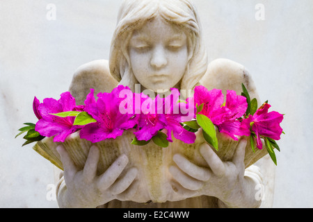 Il guscio Ragazza con azalee, cimitero Bonaventura a Savannah, Georgia Foto Stock