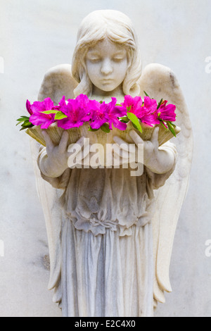 Il guscio Ragazza con azalee, cimitero Bonaventura a Savannah, Georgia Foto Stock