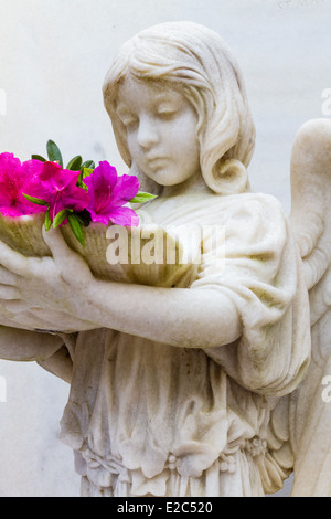 Il guscio Ragazza con azalee, cimitero Bonaventura a Savannah, Georgia Foto Stock