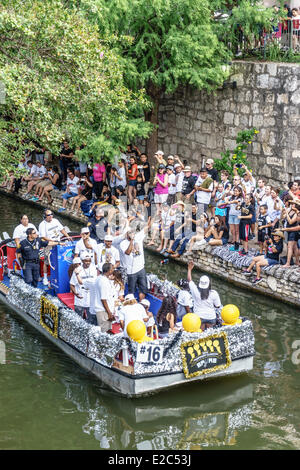 San Antonio, Texas, Stati Uniti. Il 18 giugno, 2014. San Antonio Spurs festeggiare la conquista del 2014 NBA finali sulla sponda di un fiume nel centro cittadino di San Antonio Texas il 18 giugno 2014. NBA Finals MVP Kawhi Leonard ottiene la folla che acclamava. Credito: Jon-Paul Jones/Alamy Live News Foto Stock