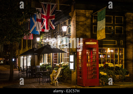 Sei Pence Pub di notte a Savannah, Georgia Foto Stock