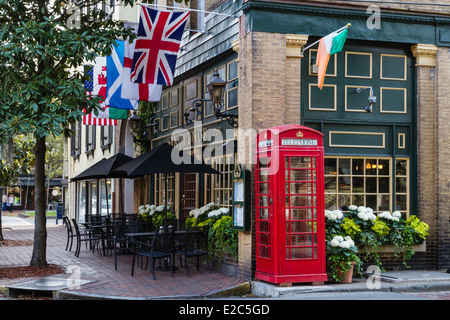 Sei Pence Pub situato su Bull Street nel centro storico di Savannah, Georgia. Foto Stock