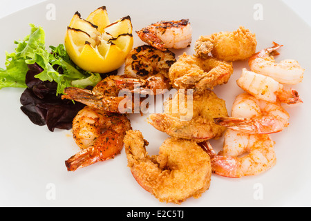 Antipasto di fritti, grigliate e gamberi annerito. Foto Stock