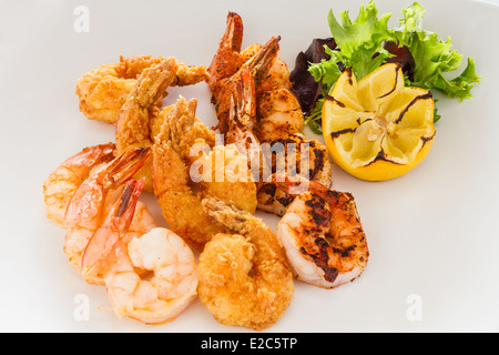 Antipasto di fritti, grigliate e gamberi annerito. Foto Stock