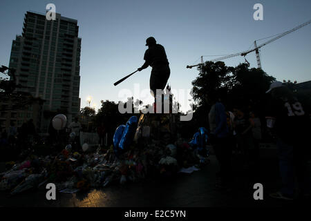 San Diego, CA, USA. Il 18 giugno, 2014. Fiori e omaggi a circondare una statua a Petco Park di ex San Diego Padres giocatore Tony Gwynn, morto di cancro in precedenza durante la settimana. Gwynn portava il numero 19 e ha giocato per la Padres per 20 stagioni. Credito: KC Alfred/ZUMAPRESS.com/Alamy Live News Foto Stock