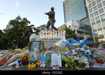 San Diego, CA, USA. Il 18 giugno, 2014. Fiori e omaggi a circondare una statua a Petco Park di ex San Diego Padres giocatore Tony Gwynn, morto di cancro in precedenza durante la settimana. Gwynn portava il numero 19 e ha giocato per la Padres per 20 stagioni. Credito: KC Alfred/ZUMAPRESS.com/Alamy Live News Foto Stock