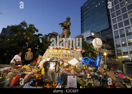 San Diego, CA, USA. Il 18 giugno, 2014. Fiori e omaggi a circondare una statua a Petco Park di ex San Diego Padres giocatore Tony Gwynn, morto di cancro in precedenza durante la settimana. Gwynn portava il numero 19 e ha giocato per la Padres per 20 stagioni. Credito: KC Alfred/ZUMAPRESS.com/Alamy Live News Foto Stock