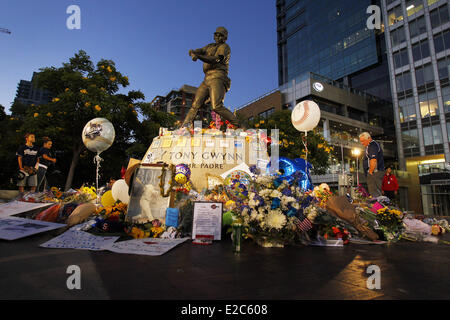 San Diego, CA, USA. Il 18 giugno, 2014. Fiori e omaggi a circondare una statua a Petco Park di ex San Diego Padres giocatore Tony Gwynn, morto di cancro in precedenza durante la settimana. Gwynn portava il numero 19 e ha giocato per la Padres per 20 stagioni. Credito: KC Alfred/ZUMAPRESS.com/Alamy Live News Foto Stock