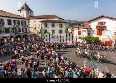 Francia, Pirenei Atlantiques, Sare, etichettati i più bei villaggi di Francia, partito del villaggio Foto Stock