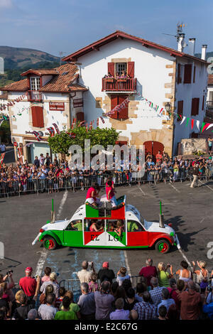 Francia, Pirenei Atlantiques, Sare, etichettati i più bei villaggi di Francia, partito del villaggio e il suo corteo di serbatoio Foto Stock